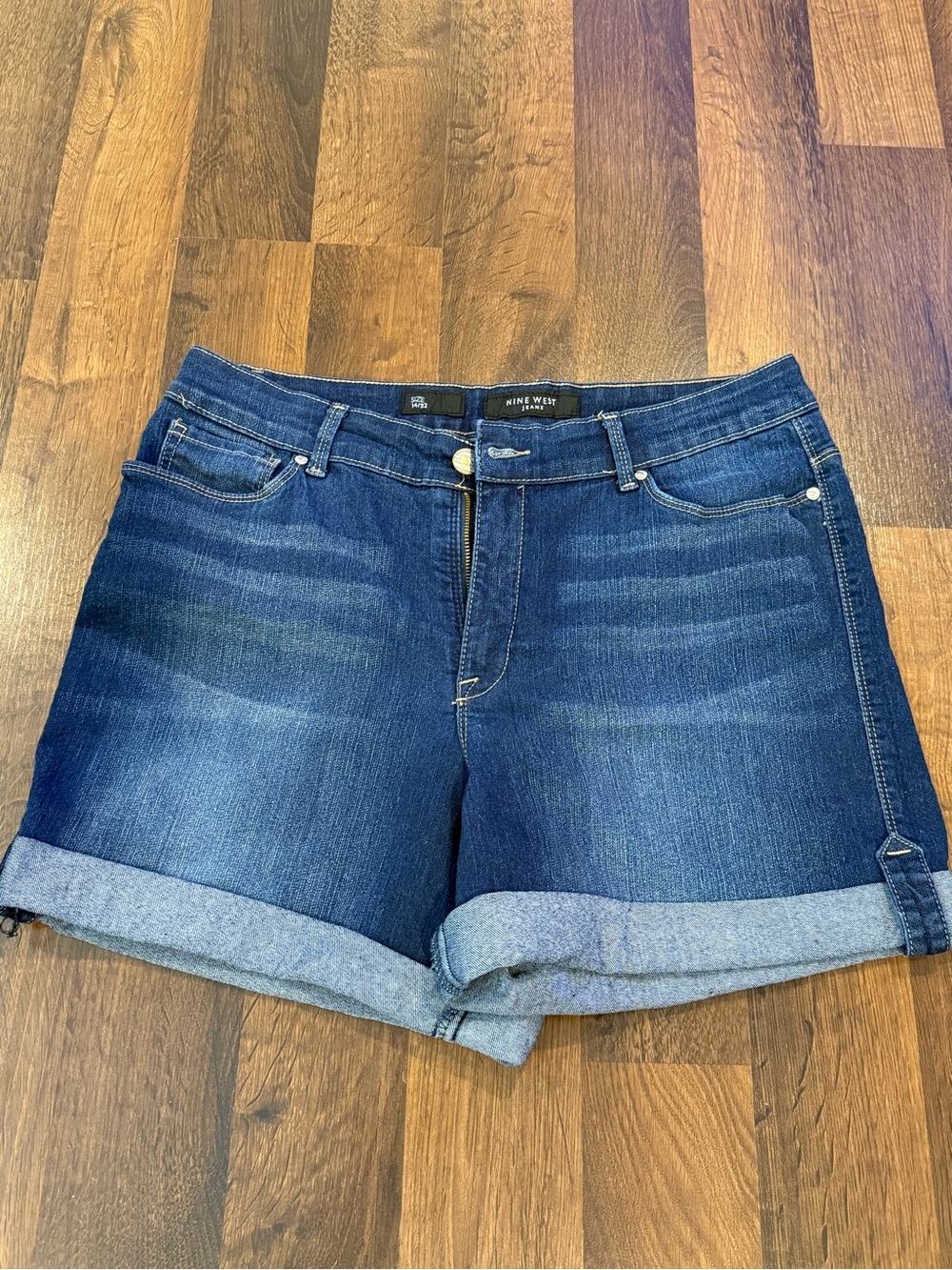 Nine West Missy rolled hem Jean shorts (size 14)